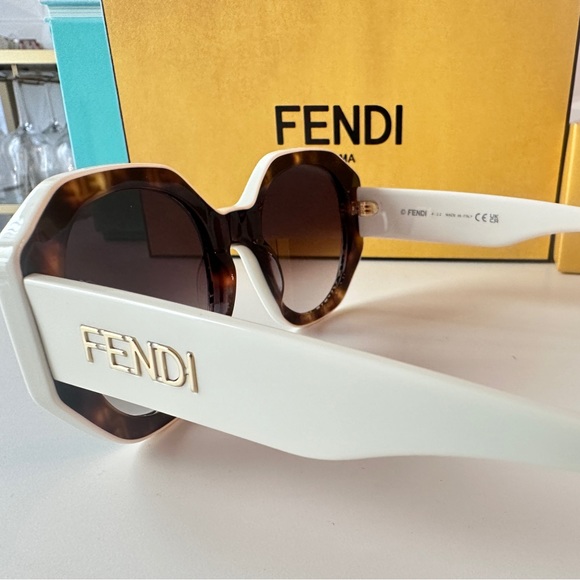 ❌SOLD❌ Auth Fendi white frame Fendi logo sunglasses - Picture 5 of 8